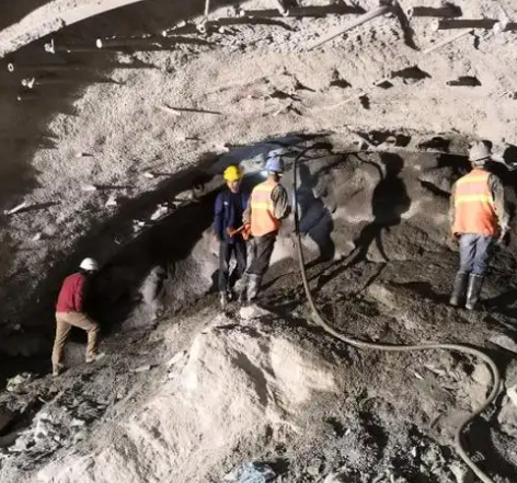 台安拱顶带模注浆料的施工流程及注意事项